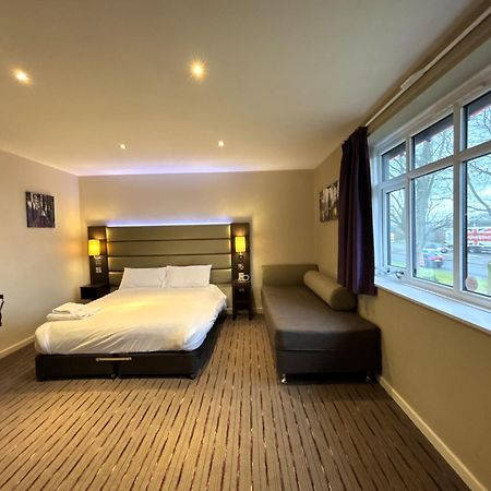 Premier Roomz Two Mills Ledsham Kültér fotó
