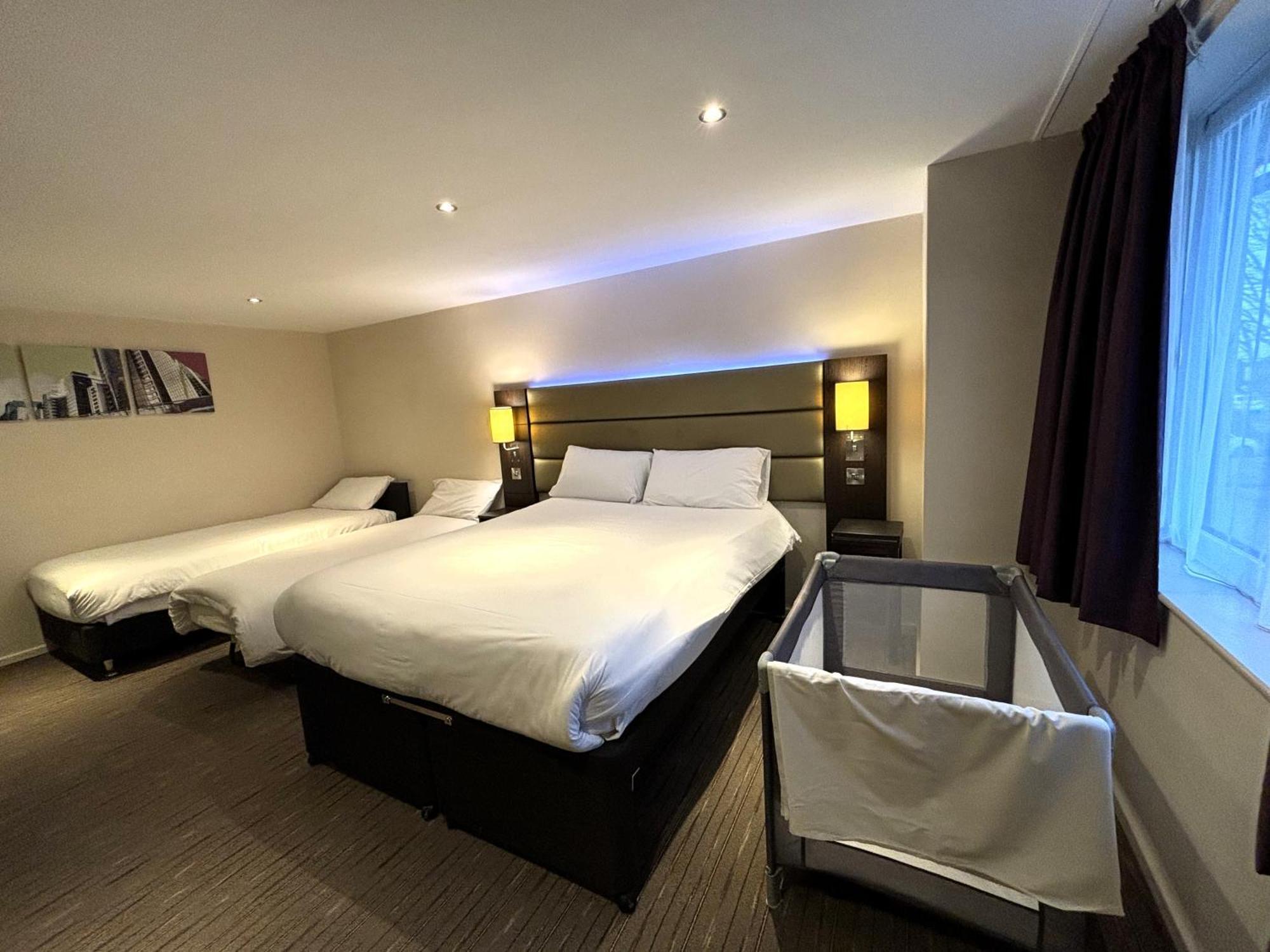 Premier Roomz Two Mills Ledsham Kültér fotó