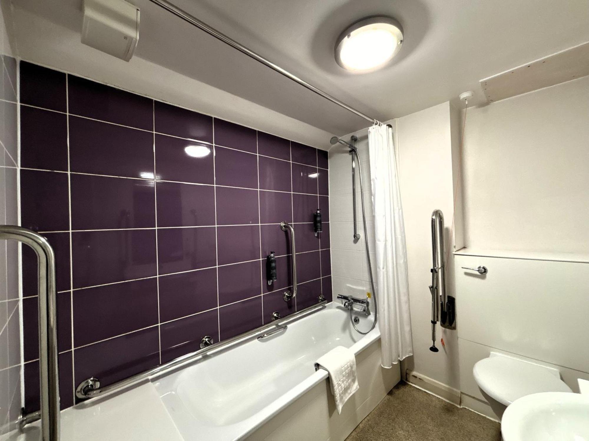 Premier Roomz Two Mills Ledsham Kültér fotó